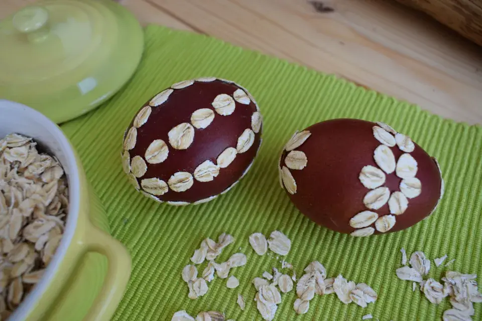 Velikonoční kraslice zdobené vločkami