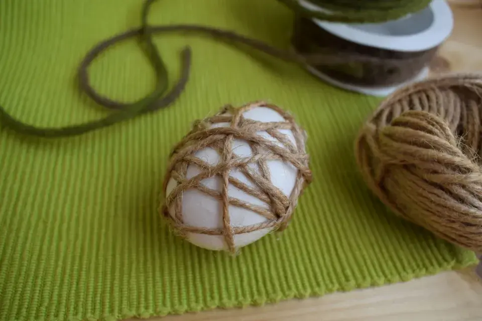 Kraslice zdobené provázky z přírodních materiálů