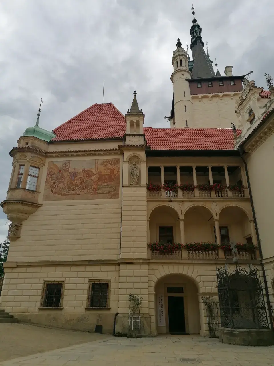 Malé nádvoří s kašnou