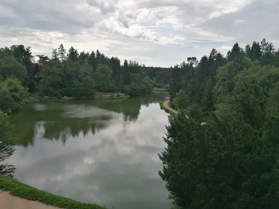 Výhled z vyhlídkové terasy na Podzámecký rybník 