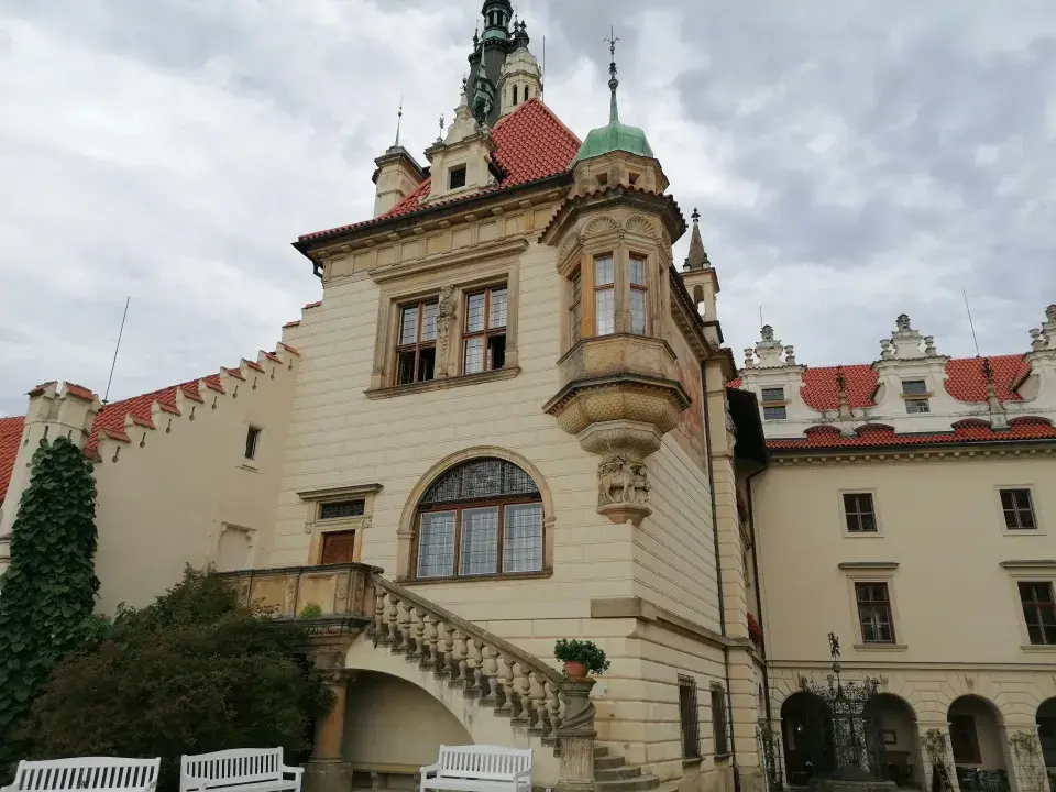 Nad schodištem je umístěna pracovna hraběte