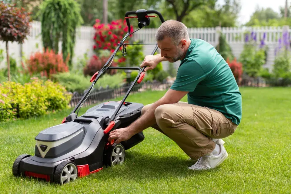 V létě bývá trávník poškození od slunce a nedostatku vody