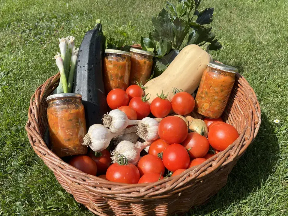 Rajčata v srpnu zaštipněte a uvařte si z úrody omáčku