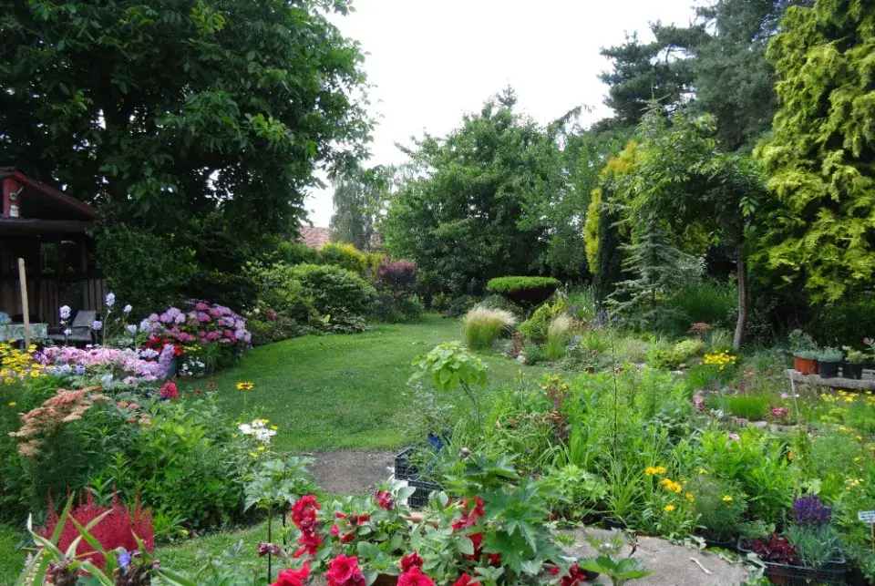 Zahrada je plná nádherných rostlin a výhledů