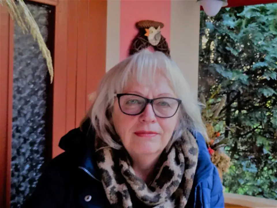 Paní Táňa spolu se svým manželem a dvěma kocoury relaxuje ve své zahradě.