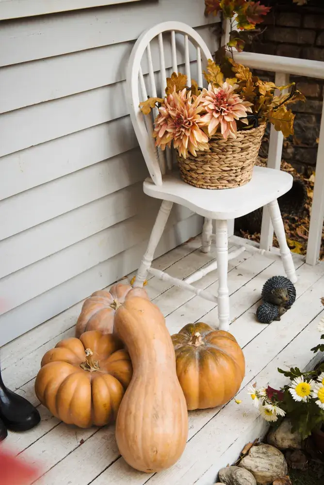 Podzimní dekorace k vchodu domu.