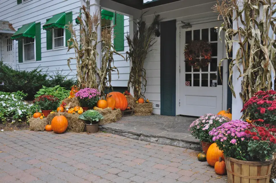 Podzimní dekorace k vchodu domu.