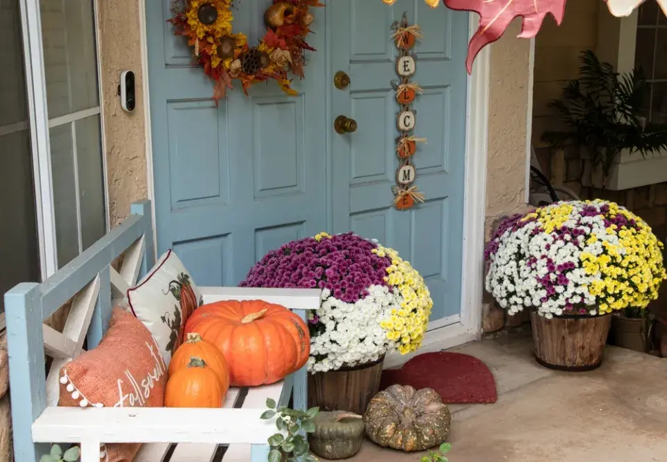 Podzimní dekorace k vchodu domu.