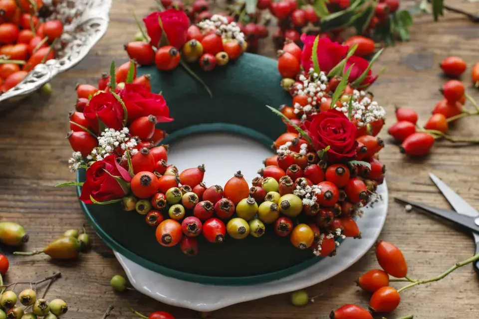 Věnec z šípků jako podzimní dekorace.