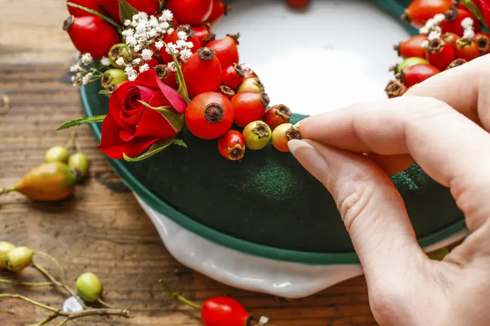 Podzimní věnec z šípků jako dekorace.
