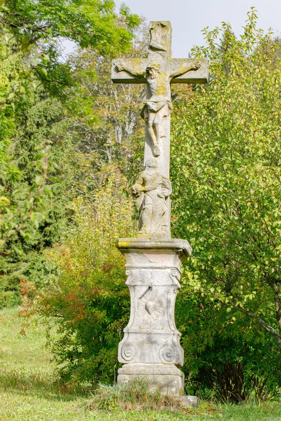 Kamenný kříž v Sadu Smíření v Neratově 