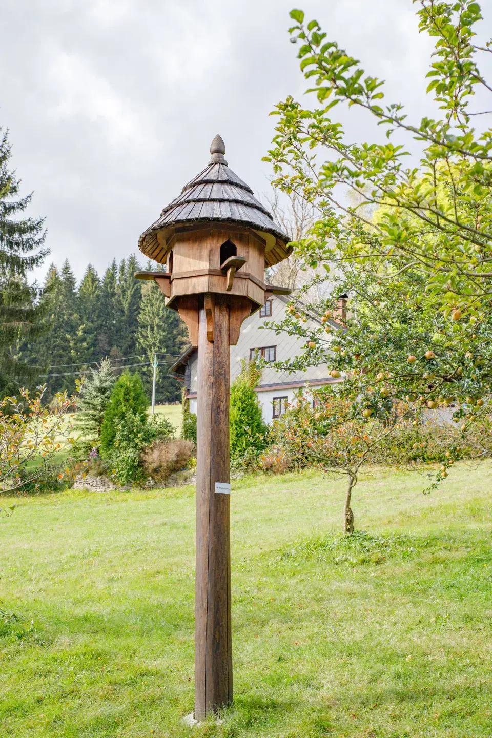Holubník v Sadu smíření v Neratově.
