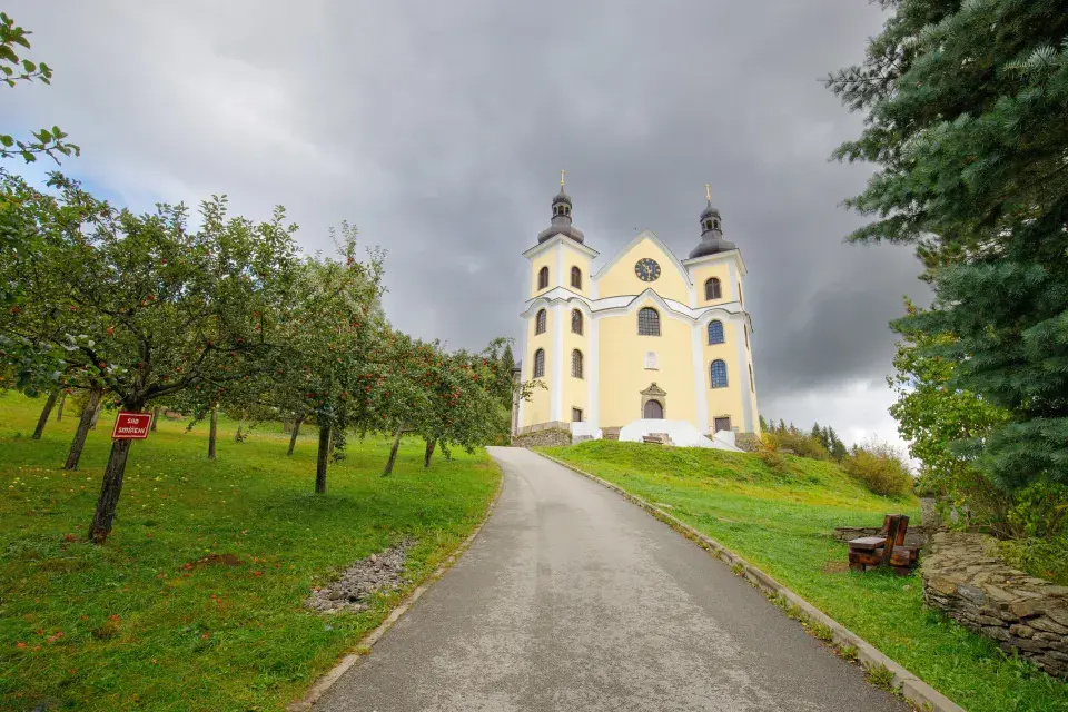 Kostel Nanebevzetí Panny Marie s prosklenou střechou v Neratově