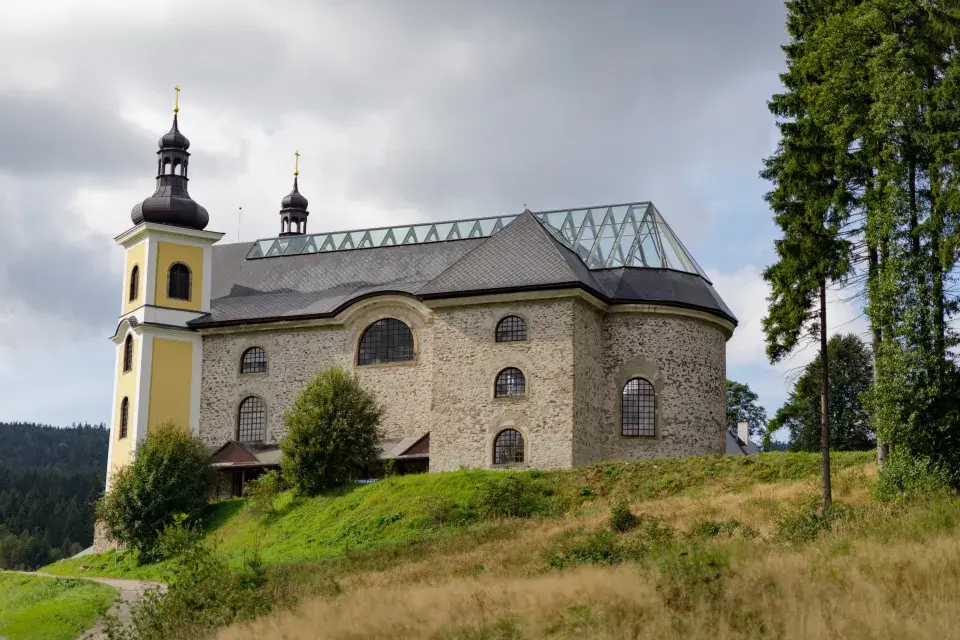 Kostel Nanebevzetí Panny Marie s prosklenou střechou v Neratově