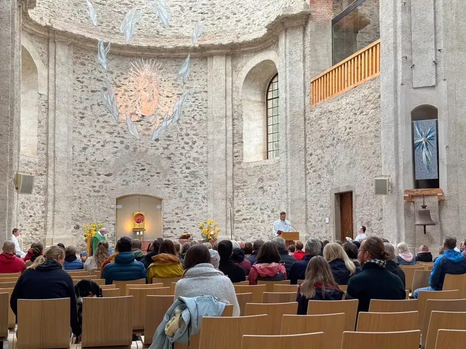 Kostel Nanebevzetí Panny Marie s prosklenou střechou v Neratově