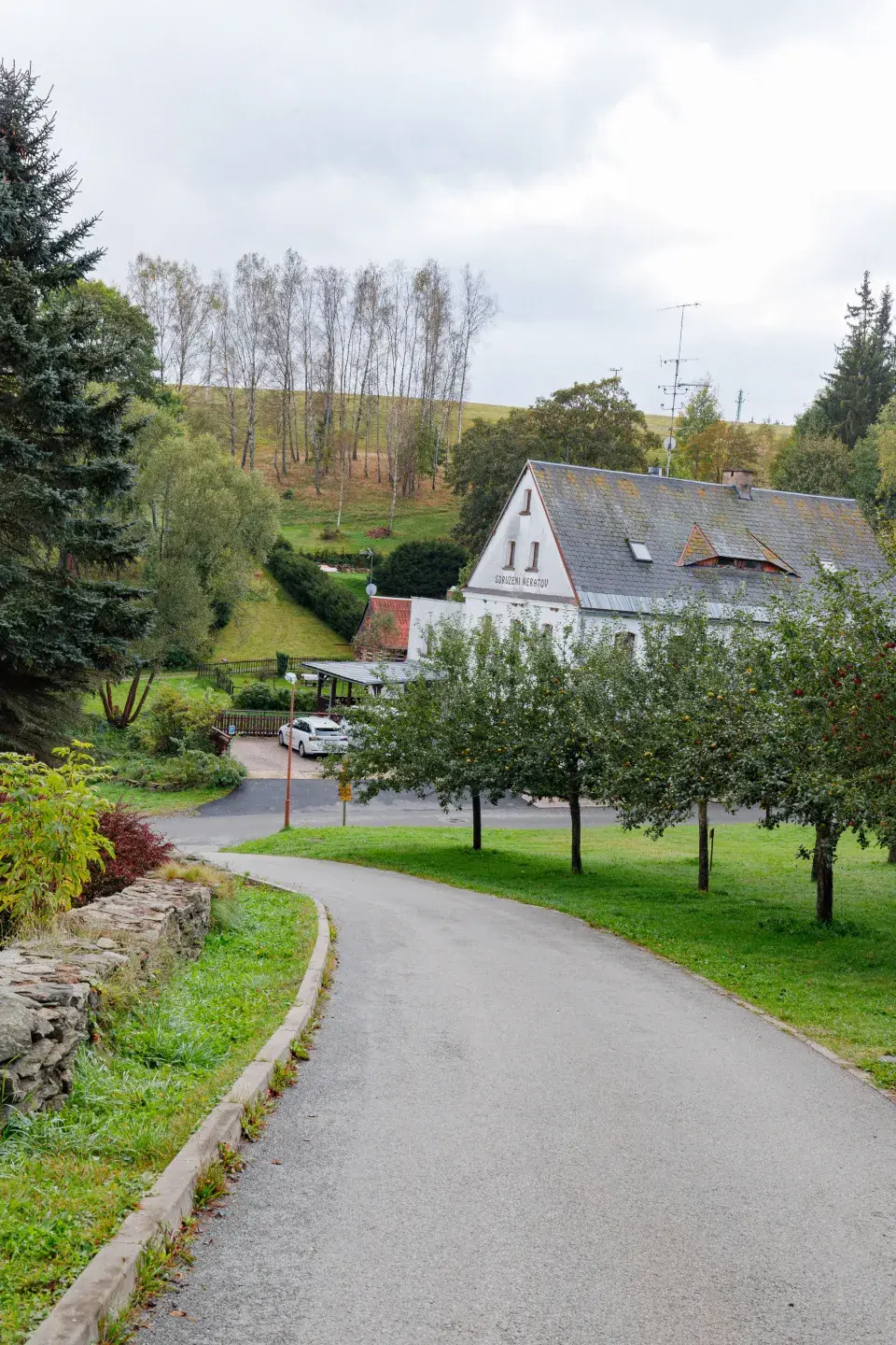 Cesta podél Sadu smíření k informačnímu centru