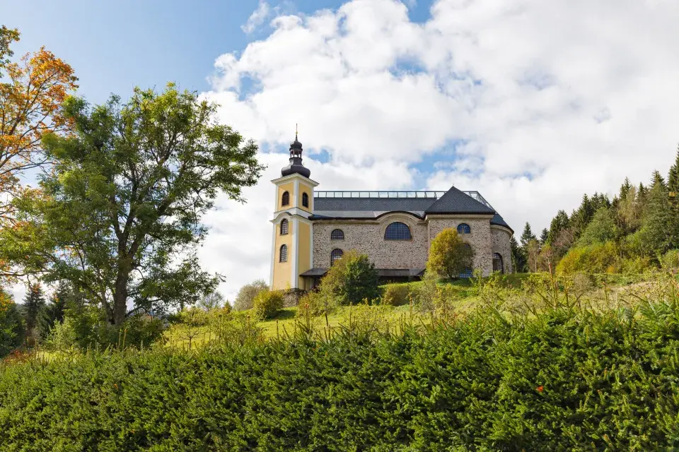 Kostel Nanebevzetí Panny Marie s prosklenou střechou v Neratově