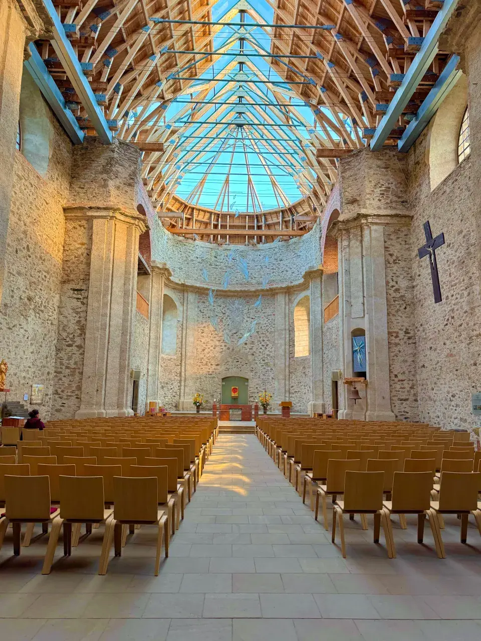 Kostel Nanebevzetí Panny Marie s prosklenou střechou v Neratově