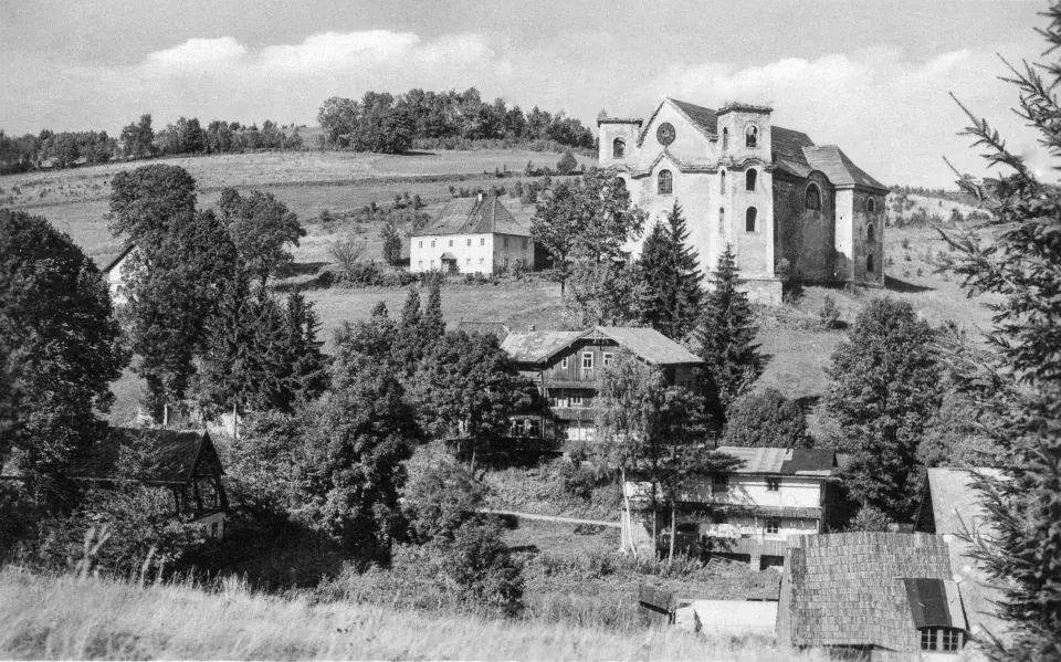 Historická fotografie kostela Nanebevzetí Panny Marie 
