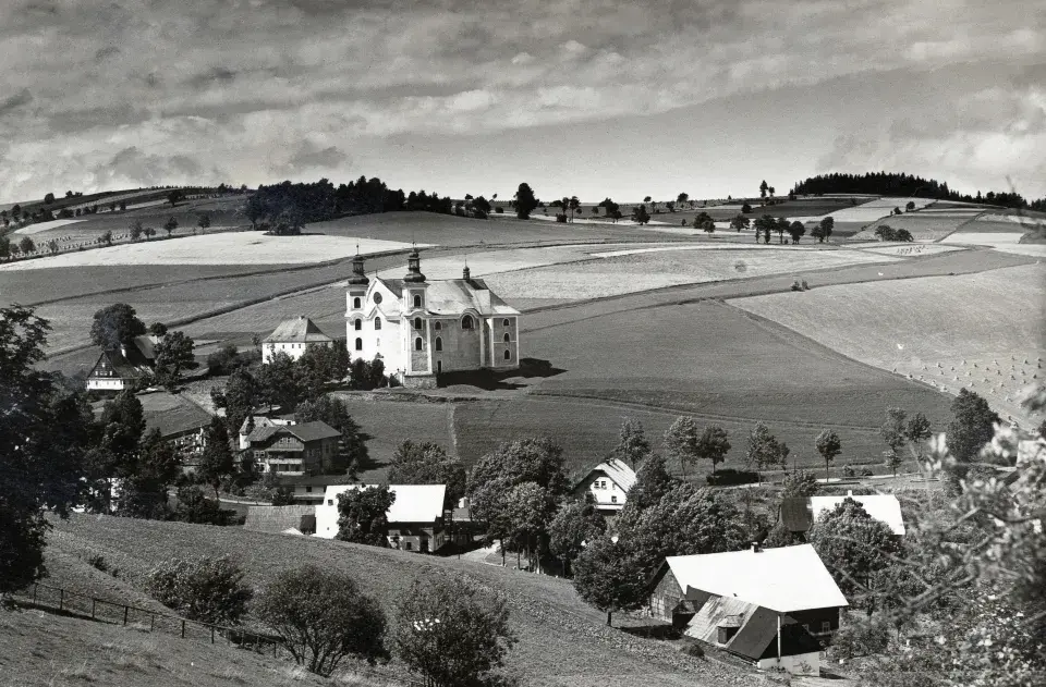 Historická fotografie kostela Nanebevzetí Panny Marie a jeho okolí