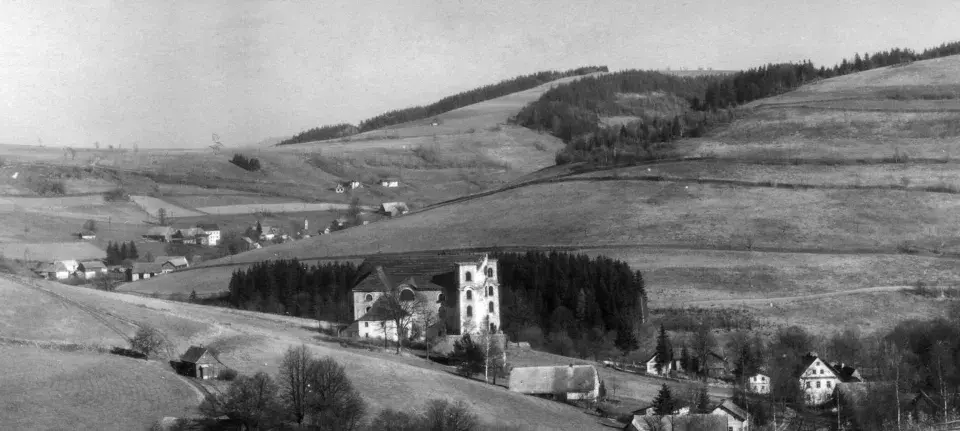 Historická fotografie kostela Nanebevzetí Panny Marie 