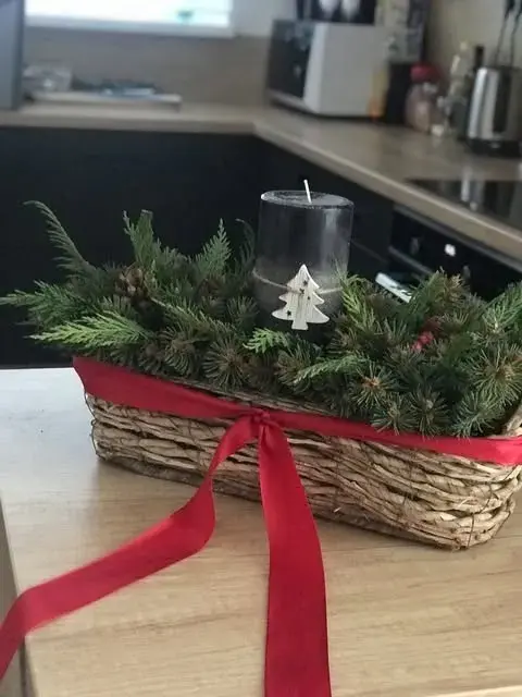 Vánoční svícen s tmavou svíčkou