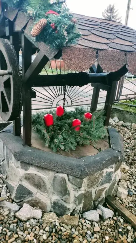 Vánoční dekorace studny