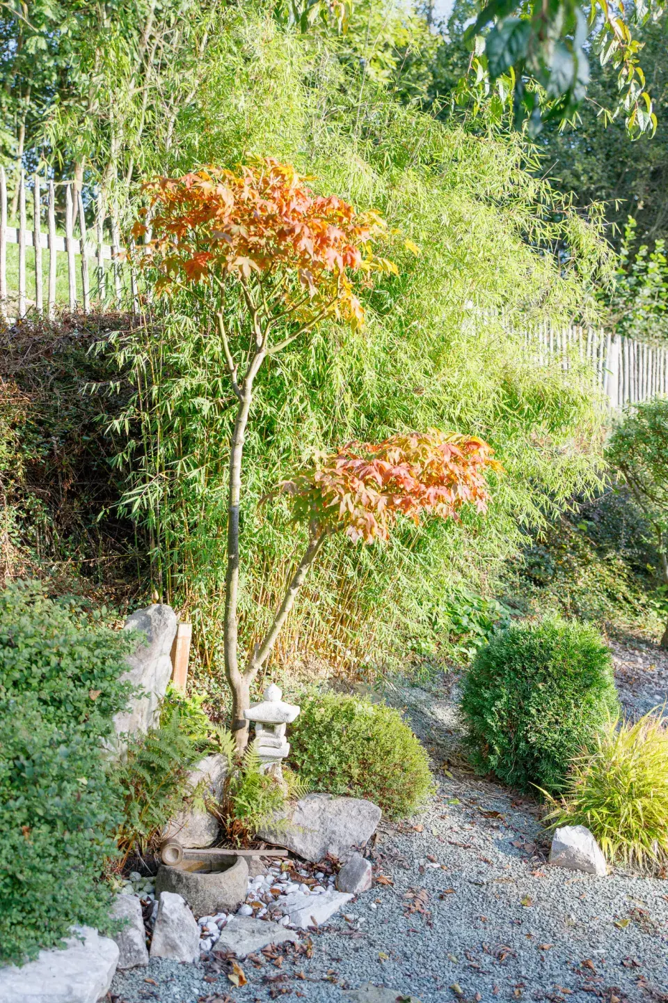 Cesta vedoucí do části zahrady nazvané "Do kopců"