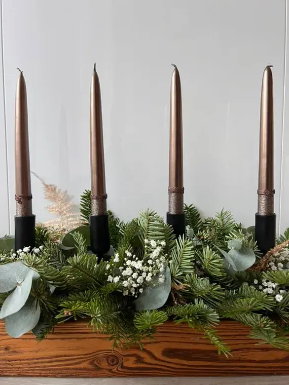 Vánoční svícen v truhlíku