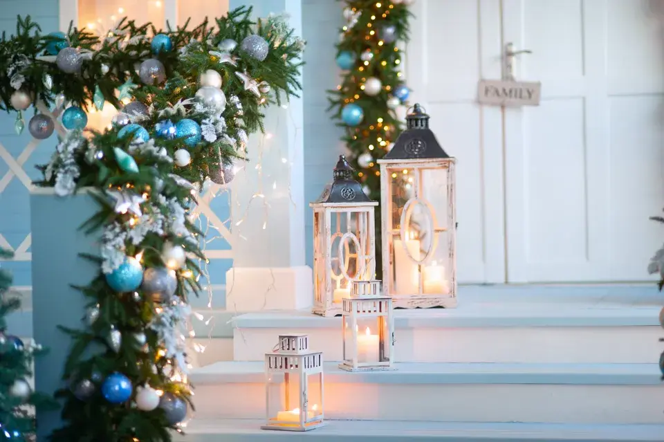 vánoční výzdoba vstupu do domu