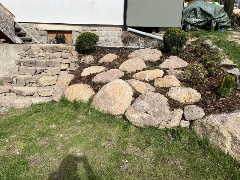 stavba skalky a schodů