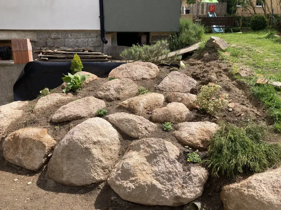 stavba skalky a schodů