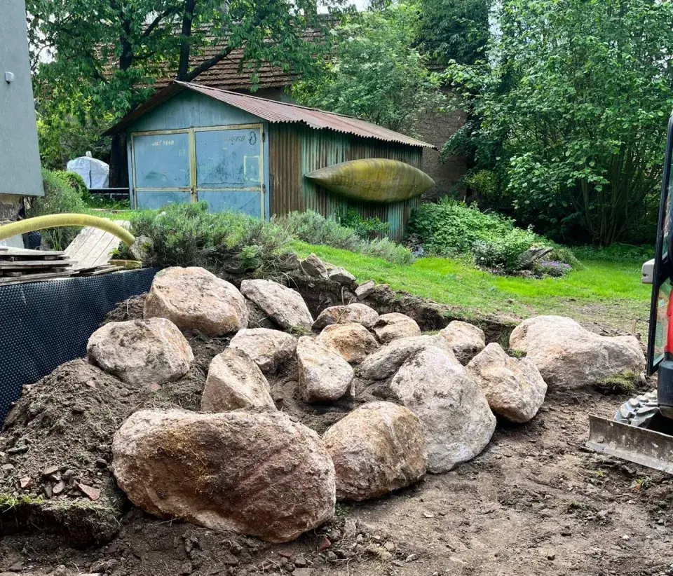 stavba skalky a schodů