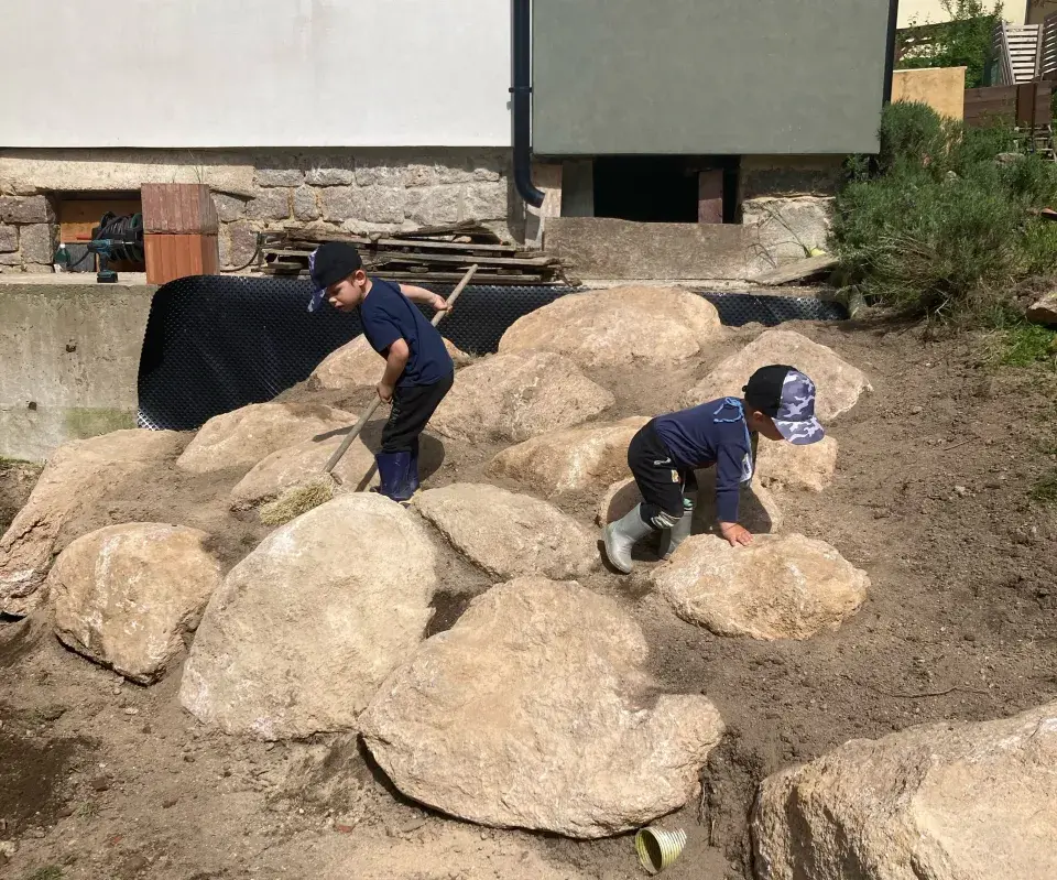stavba skalky a schodů
