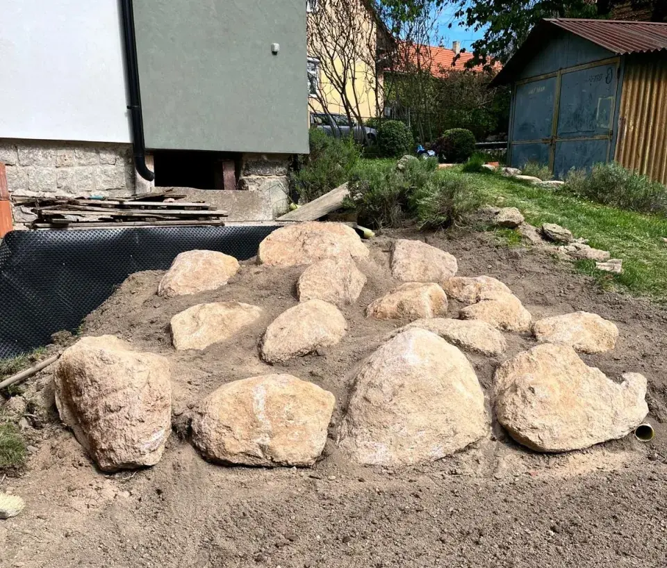 stavba skalky a schodů