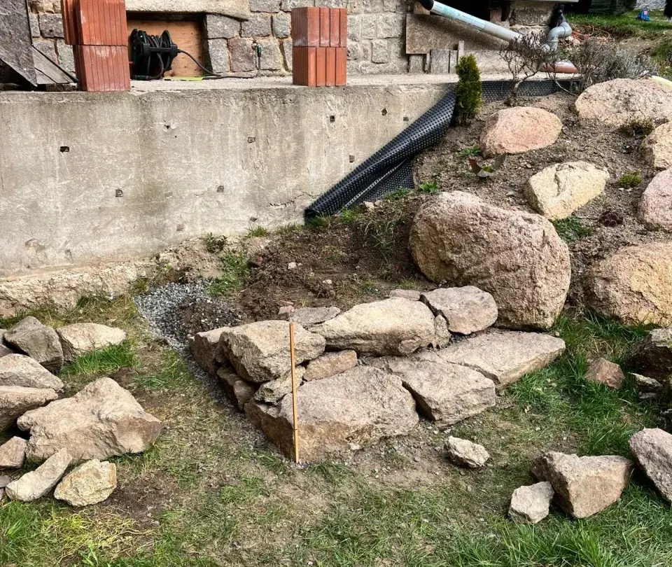 stavba skalky a schodů