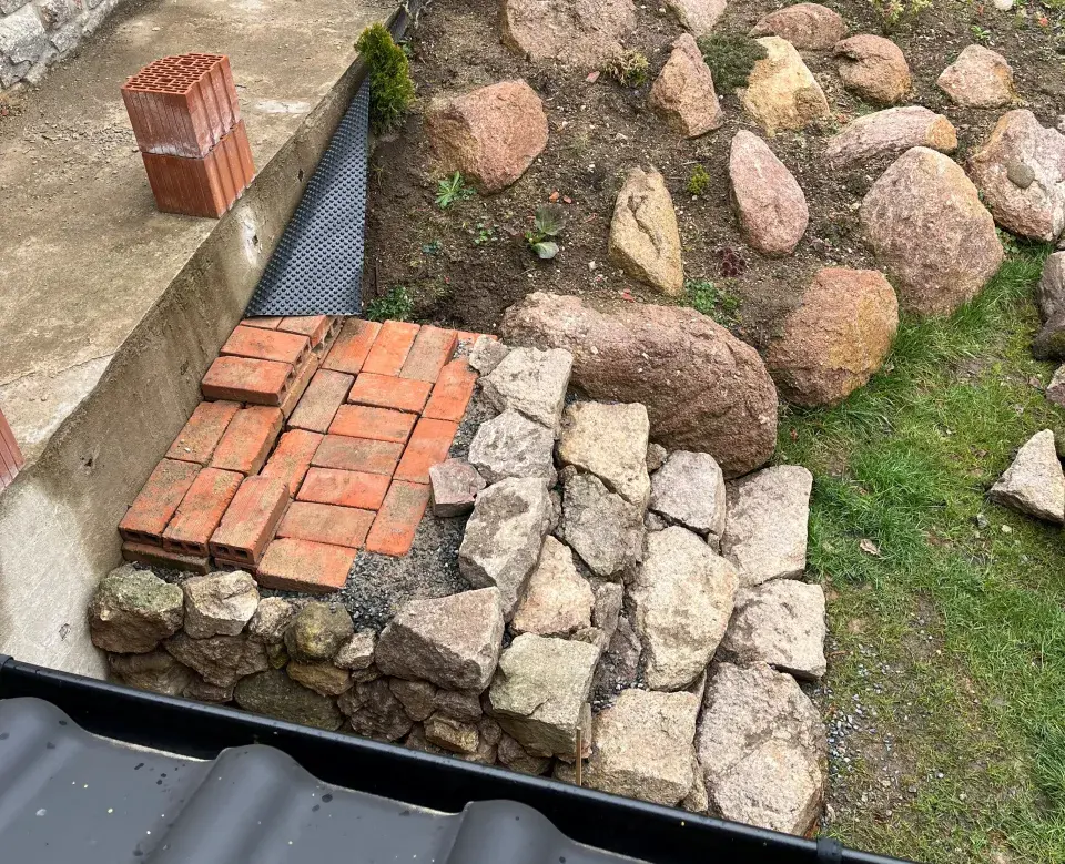 stavba skalky a schodů