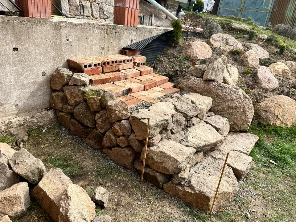 stavba skalky a schodů