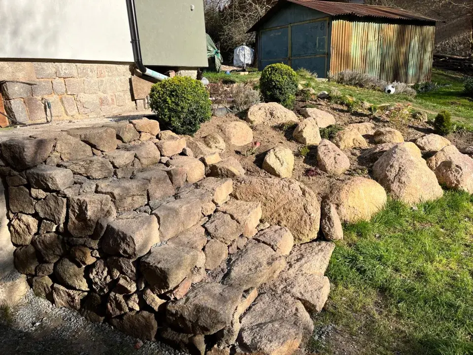 stavba skalky a schodů