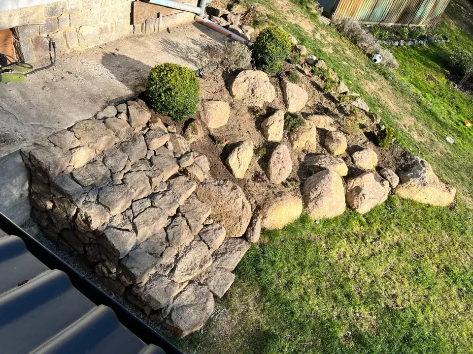 stavba skalky a schodů