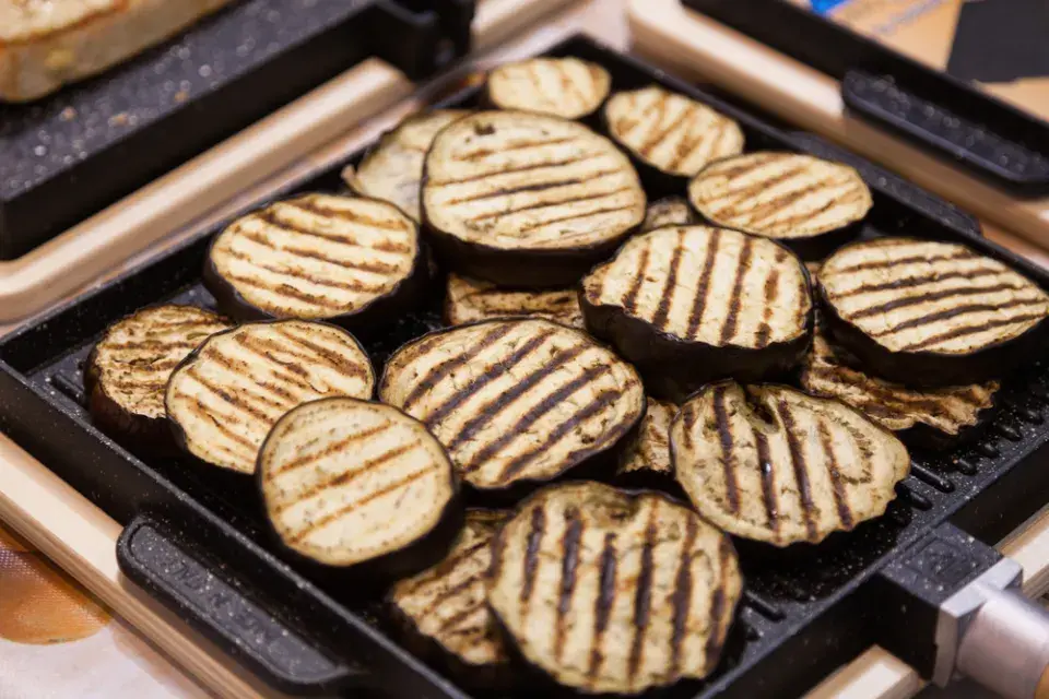 Lilek vejcoplodý neboli baklažán (Solanum melongena) 