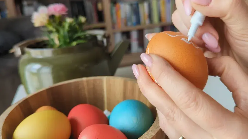 Barvení velikonočních vajíček