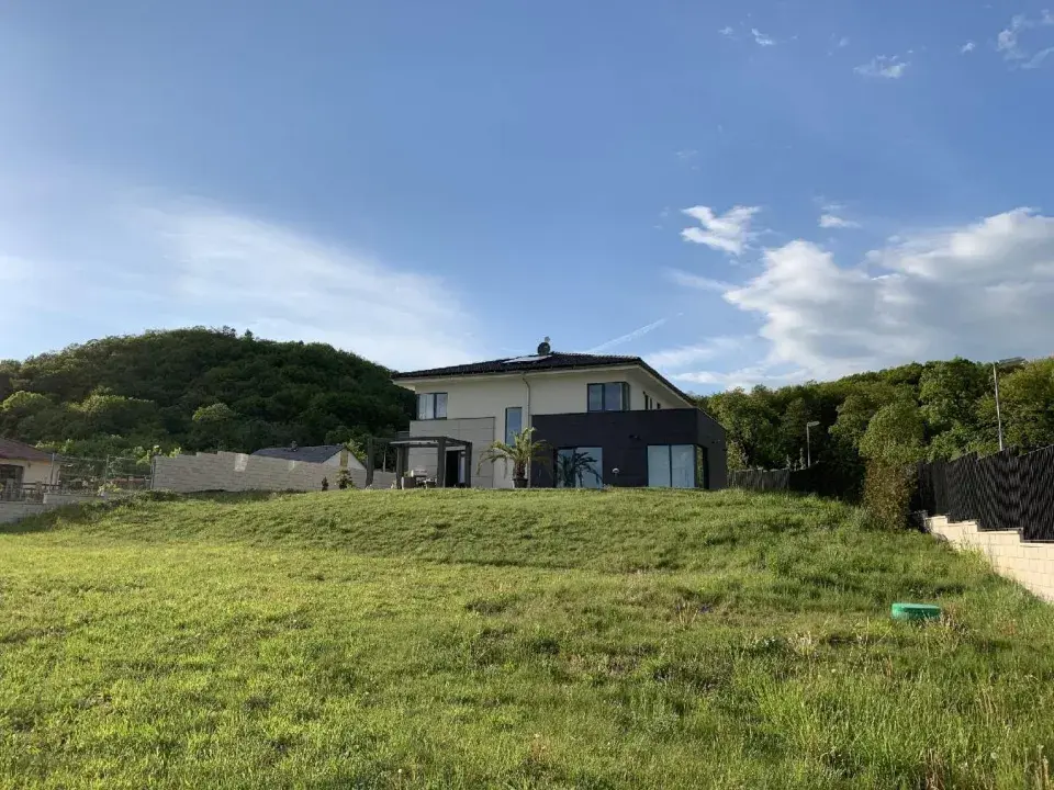 Dům v členité krajině 