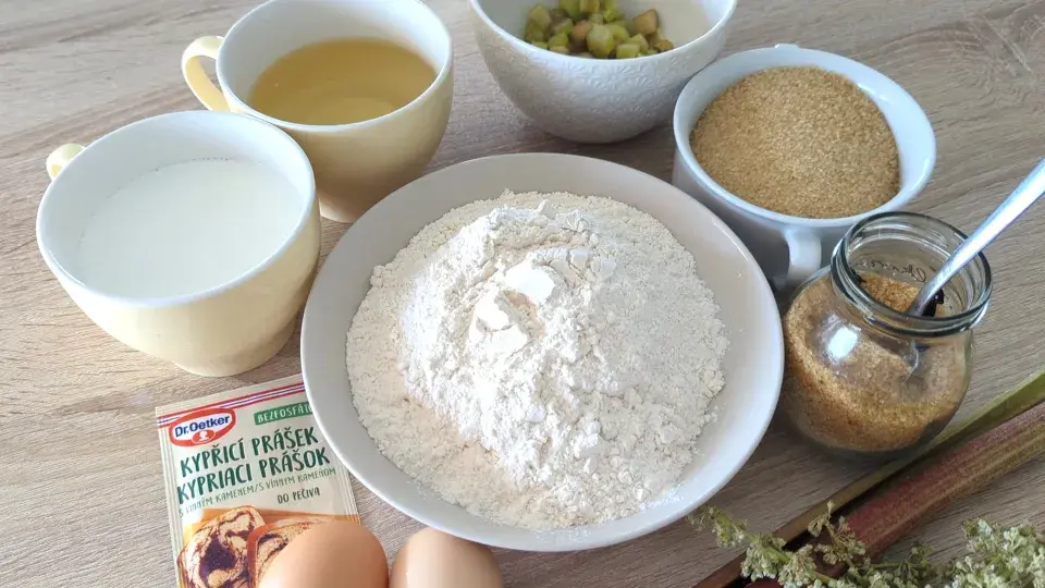 Hrníčkový recept na rebarborovou bábovku