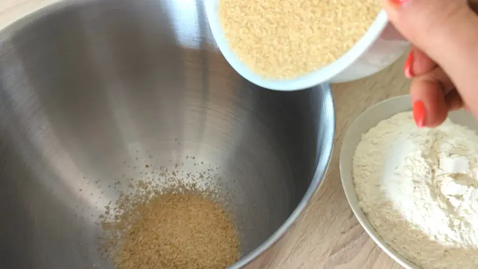 1,5 hrnku oloupané a nakrájené rebarbory   2 hrnky hladké mouky   1 balíček prášku do pečiva   1 hrnek cukru (třtinového nebo krystalu)  1 lžička vanilkového cukru   1 hrnek mléka   3/4 hrnku oleje   2 vajíčka