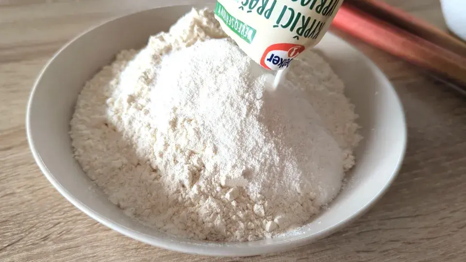 Hrníčkový recept na rebarborovou bábovku