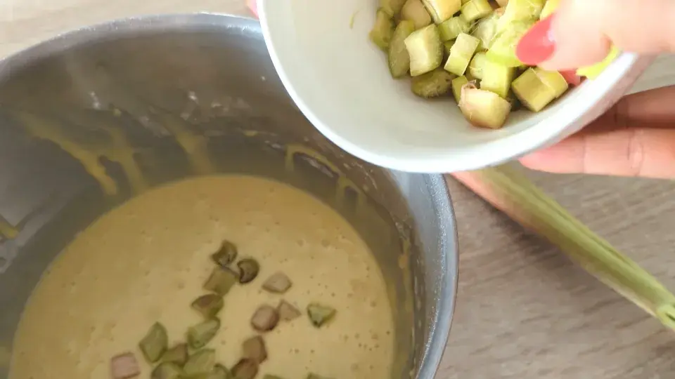 Hrníčkový recept na rebarborovou bábovku