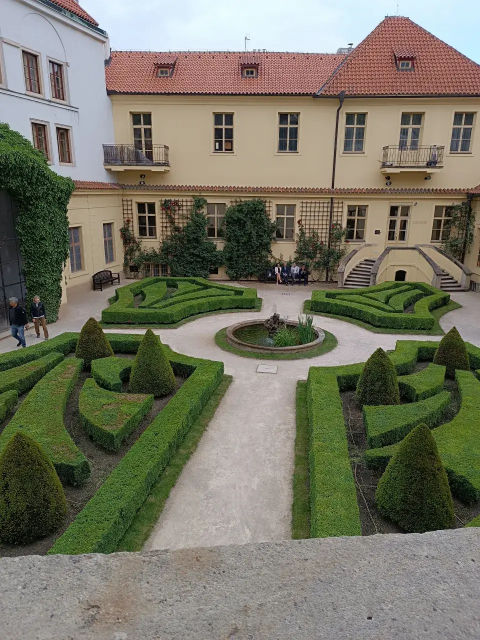 Pohled na spodní terasu zahrady 