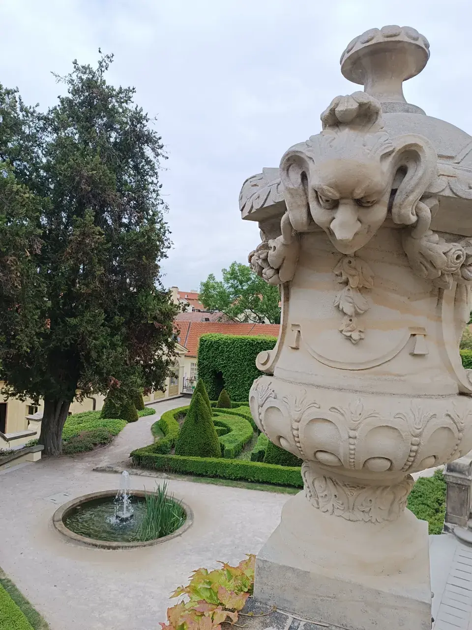 V zahradě jsou dominantní ozdobou vázy