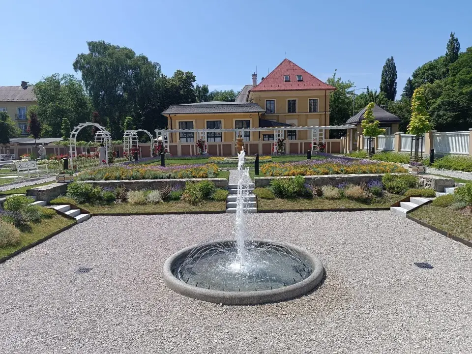 Zahrada s vodotryskem 